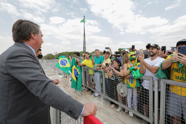 Presidente Jair Bolsonaro vai ao encontro de apoiadores