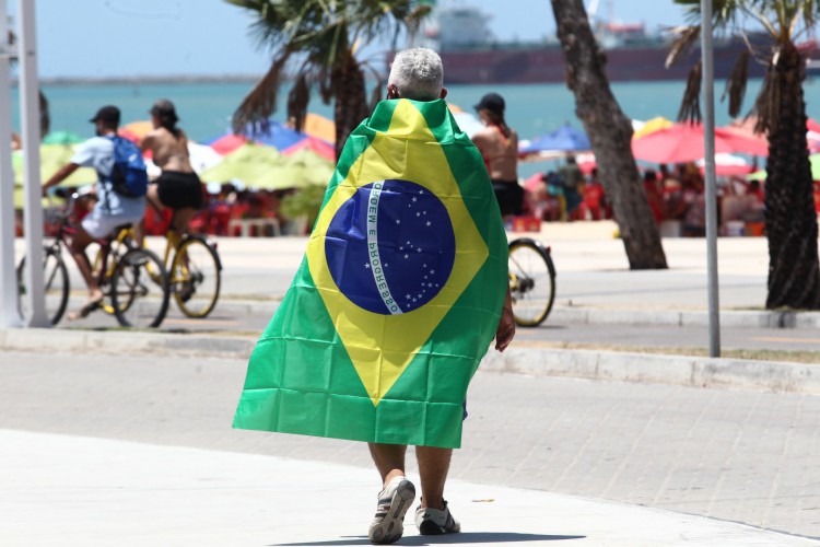 FORTALEZA,CE, BRASIL, 07.09.2021: Homem com bandeira do Brasil passeiam na Av. Beira-mar no feriado.  (Fotos: Fabio Lima/O POVO).