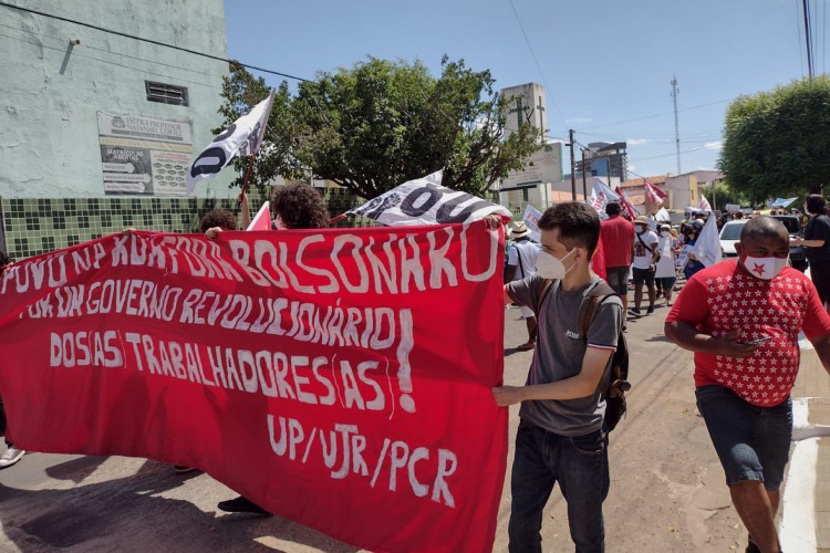 Manifestantes participam 27ª edição do Grito dos Excluídos com cartazes Fora Bolsonaro.