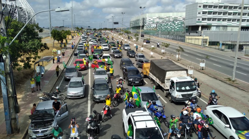 Carreata parte do Castelão, no Passaré, em Fortaleza(foto: Mônica Damasceno)
