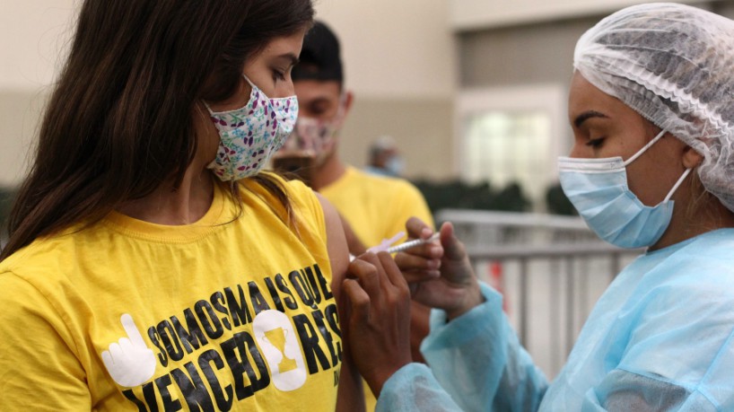 A imunização dos adolescentes teve início no dia 26 de agosto, com Fortaleza aplicando a vacina em adolescentes restritos ao leito. Atualmente, a Capital já atingiu o público de 12 anos