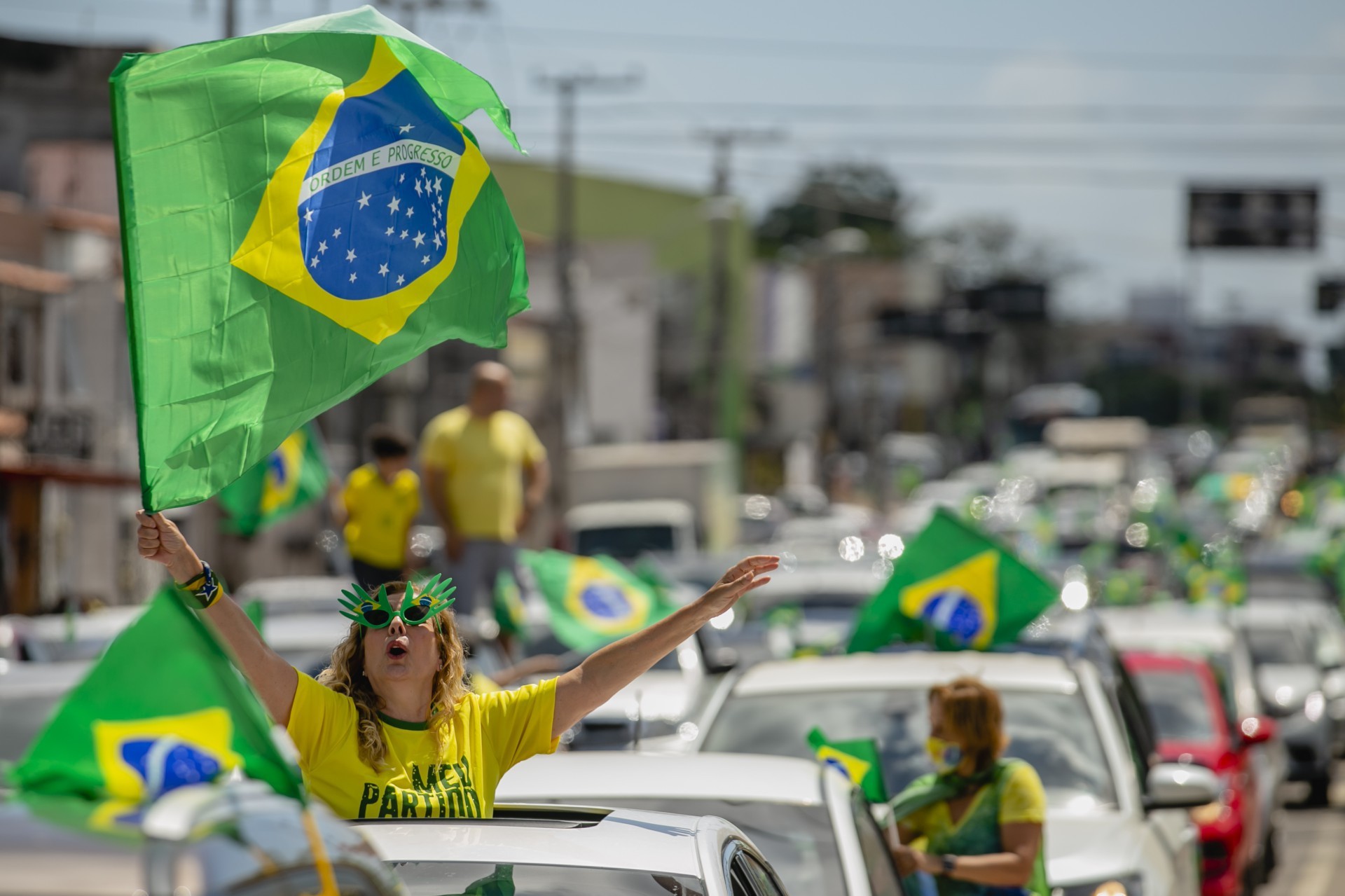 7 de Setembro: Dia da Comemoração da Independência do Brasil, apoiadoes do presidente Jair Bolsonaro fazem manifestação na Avenida Alberto Craveiro, com gritos de ordem, faixas, pedindo o fim do STF e  voto impresso. Com muita motos, carros, caminhōes, bicicletas e pessoas a pé (Foto: Aurelio Alves)