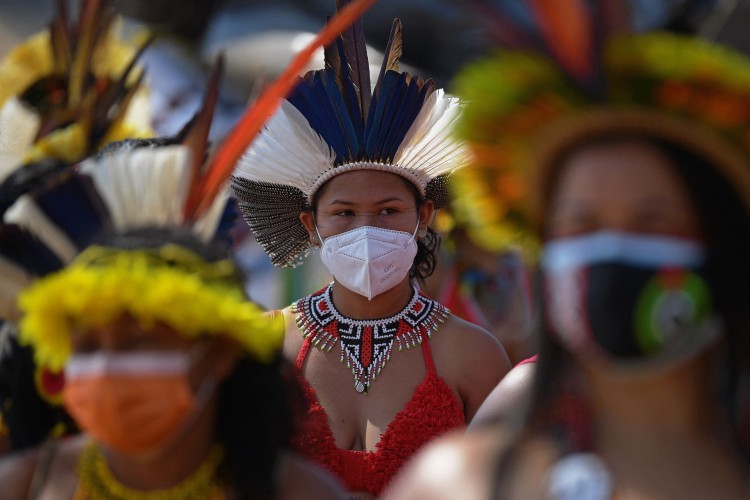 Uma mulher indígena é vista durante uma manifestação pela demarcação de terras indígenas em Brasília, em 8 de setembro de 2021. O Supremo Tribunal Federal (STF) retoma nesta quarta-feira um julgamento que pode colocar em xeque centenas de terras indígenas pendentes de demarcação no país.