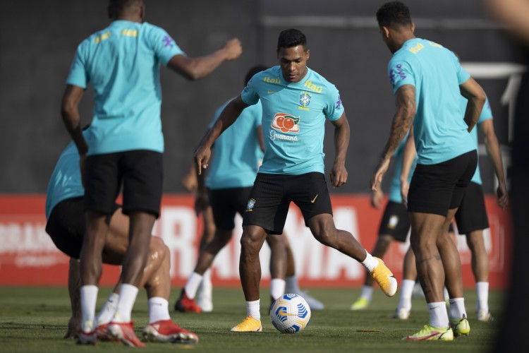 Lateral-esquerdo Alex Sandro em treino da sele&ccedil;&atilde;o brasileira no CT do Corinthians, em S&atilde;o Paulo