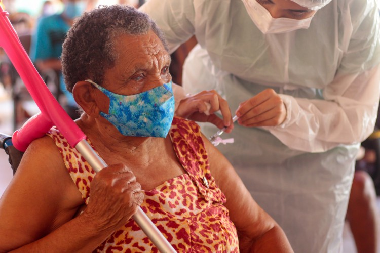 ￼IDOSOS abrigados no Lar Torres de Melo foram os primeiros de Fortaleza a receber a terceira dose da vacina