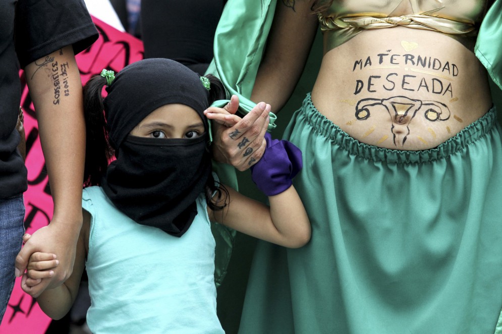 Defensores da legalização do aborto participam de uma manifestação no âmbito do Dia Internacional do Aborto Seguro, em Guadalajara, México, em setembro de 2020(Foto: ULISES RUIZ / AFP)