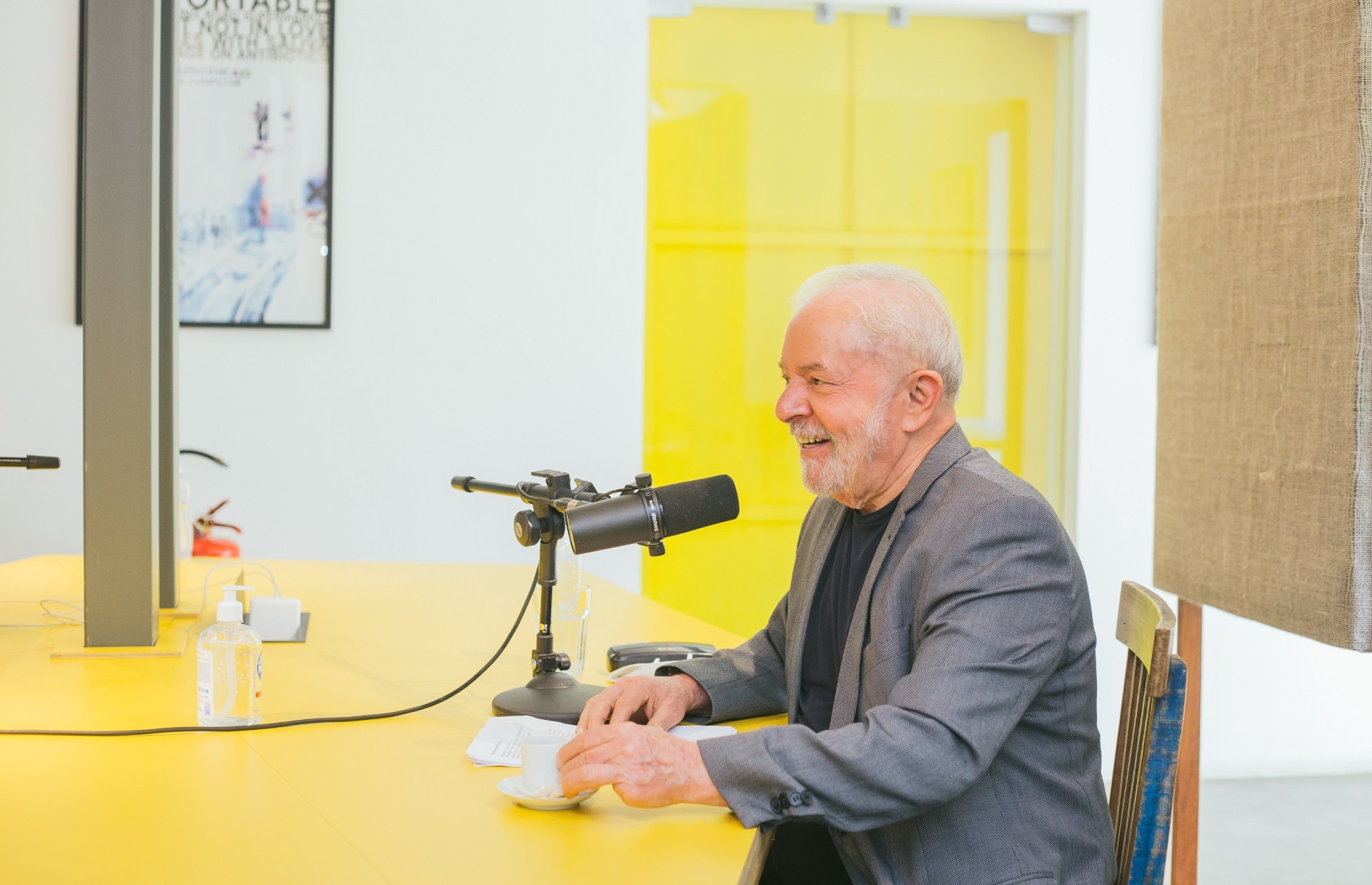 Mano Brown recebe Lula em episódio do podcast 'Mano a Mano', do Spotify (Foto: Reprodução/ Twitter @manobrown/ Jef Delgado)