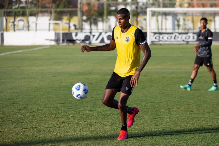 Cléber está na lista de jogadores pendurados do Ceará