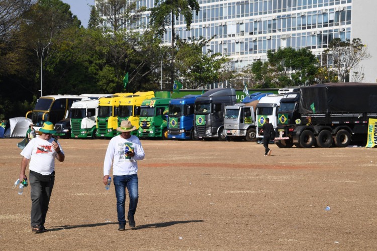 Caminhões ocupam a Esplanada dos Ministérios em apoio ao governo do presidente Jair Bolsonaro em Brasília, em 9 de setembro de 2021. - Caminhoneiros bloquearam rodovias em todo o Brasil quinta-feira em apoio ao presidente Jair Bolsonaro, que tentou incendiar sua extrema direita base enquanto ele luta contra a queda nas pesquisas e contra um sistema político supostamente hostil. (Foto de EVARISTO SA / AFP)