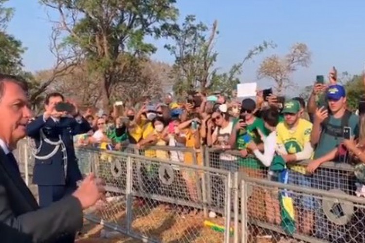 Bolsonaro diz a apoiadores que conversará com caminhoneiros para 'tomar decisão'