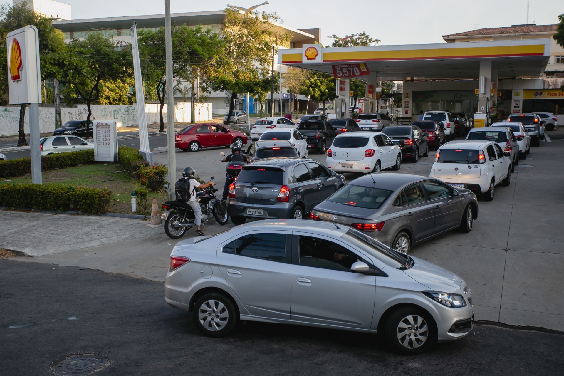 ￼Movimento ontem em posto de Fortaleza. A maior alta do IPCA na Cidade foi observada no grupo Transportes (1,17%), impulsionado pelos reajustes nos preços dos combustíveis (2,46%) (Foto: Aurelio Alves)