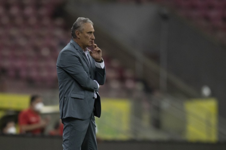 Técnico Tite à beira do campo no jogo Brasil x Peru, na Arena Pernambuco, pelas Eliminatórias da Copa do Mundo