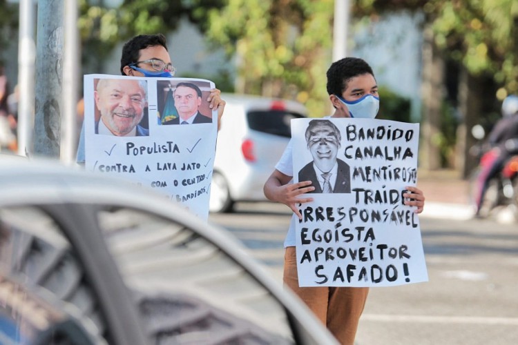 Manifestação na Praça Portugal pede saída do presidente Jair Bolsonaro