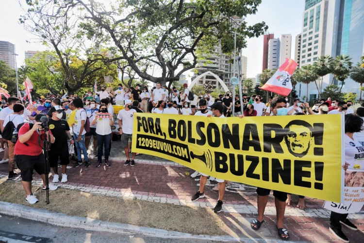 PROTESTO de ontem concentrou manifestantes na Praça Portugal, na Aldeota