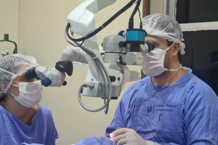 Equipe realiza transplante de córnea no hospital Bonsucesso