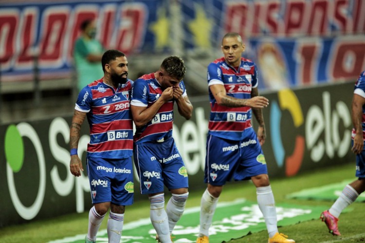 Wellington Paulista e Romarinho comemoram gol de Ronald pelo Fortaleza diante do São Paulo pela Copa do Brasil. 