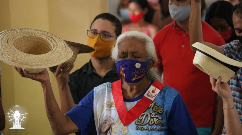 Celebração da "bênção do chapéu" encerra Romaria de Nossa Senhora das Dores em Juazeiro do Norte (foto: Rozelia Costa/Basílica)