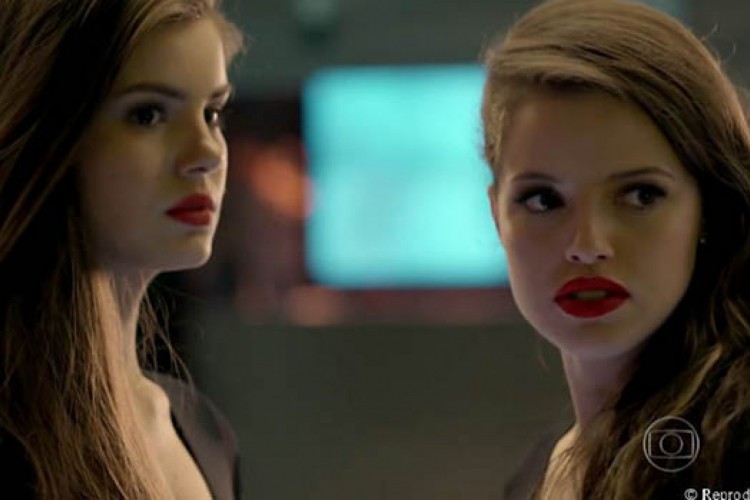 Camilla Queiroz e Agatha Moreira durante cena de Verdades Secretas; confira que horas e onde assistir ao vivo à novela hoje, sexta-feira, 24 de setembro (24/09)