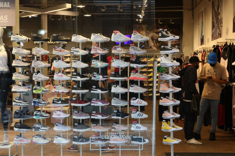 São Paulo - Lojas reabertas no Shopping Light após início da fase de transição do Plano São Paulo para combate à covid-19, que permite o funcionamento das lojas de shopping centers das 11h às 19h.