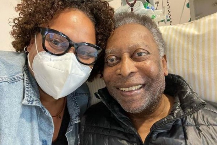 Ano passado, a filha de Pelé publicou uma foto junto do pai afirmando, à época, que ele está se recuperando bem; veja as últimas notícias do estado de saúde de hoje, 21/01, do Rei do Futebol