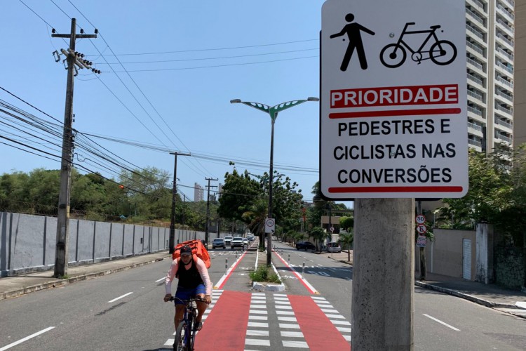 A nova ciclofaixa possui 2,5 km de extensão, e a infraestrutura cicloviária está localizada junto ao canteiro central no trecho compreendido entre a av. Lauro Vieira Chaves e av. Ministro Joaquim Bastos