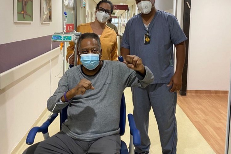 Pelé publica foto ao lado da equipe que o acompanha no Hospital Albert Einstein; veja as últimas notícias do estado de saúde de hoje, 19, do Rei do Futebol