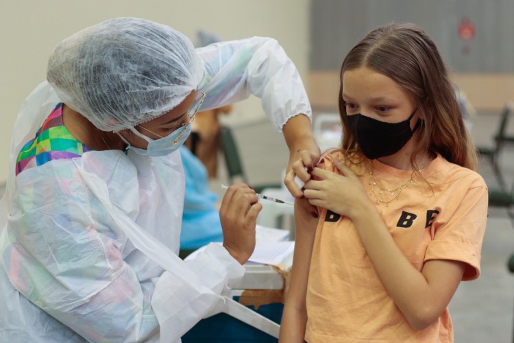 Após criticas de especialistas, Ministério voltou atrás na suspensão da vacinação dos adolescentes 
