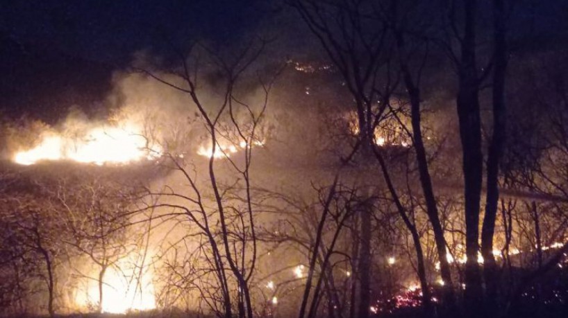 Na madrugada deste domingo, 19, focos de incêndio foram debelados próximos a residências(foto: Via WhatsApp/O POVO)
