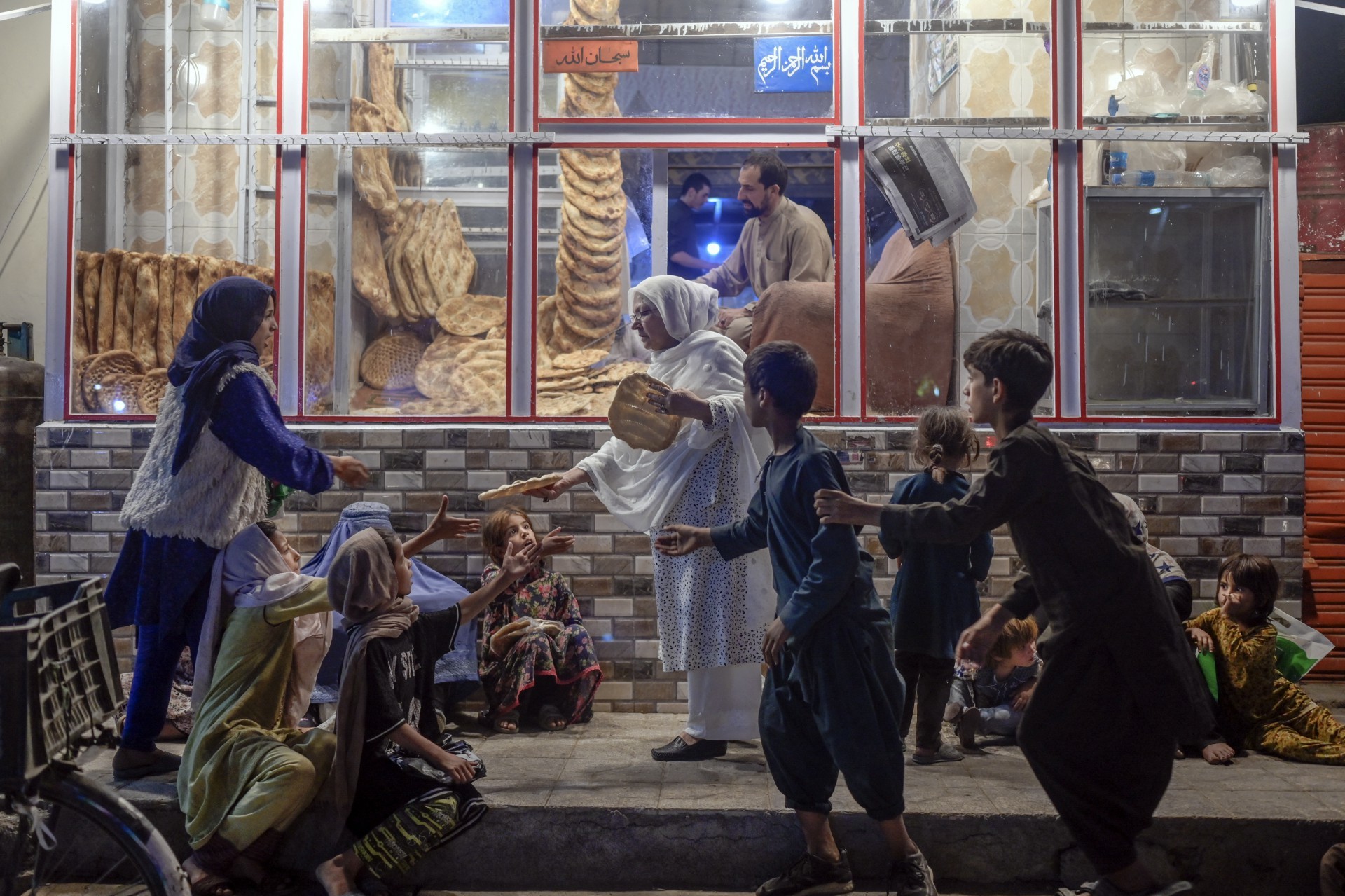 População do Afeganistão já está 72% abaixo da linha da pobreza (Foto: BULENT KILIC / AFP)