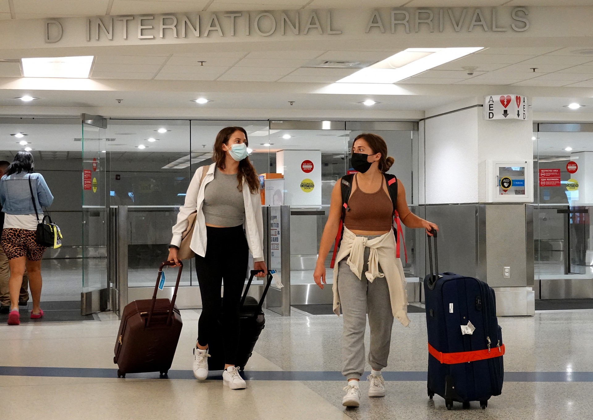 Viajantes saem da porta de chegadas internacionais no Aeroporto Internacional de Miami em 20 de setembro de 2021 em Miami, Flórida. O governo dos EUA anunciou que diminuirá as restrições das companhias aéreas para viagens aos Estados Unidos para pessoas com comprovante de vacinação e teste COVID-19 negativo.  (Foto: Joe Raedle / Getty Images / AFP )