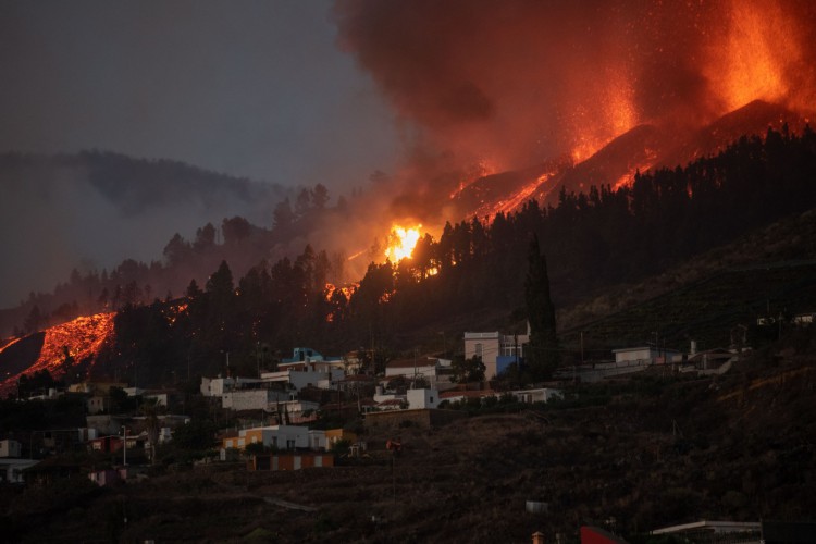 O Monte Cumbre Vieja entra em erupção em El Paso, expelindo colunas de fumaça, cinzas e lava, conforme visto de Los Llanos de Aridane, na ilha canária de La Palma, em 19 de setembro de 2021
