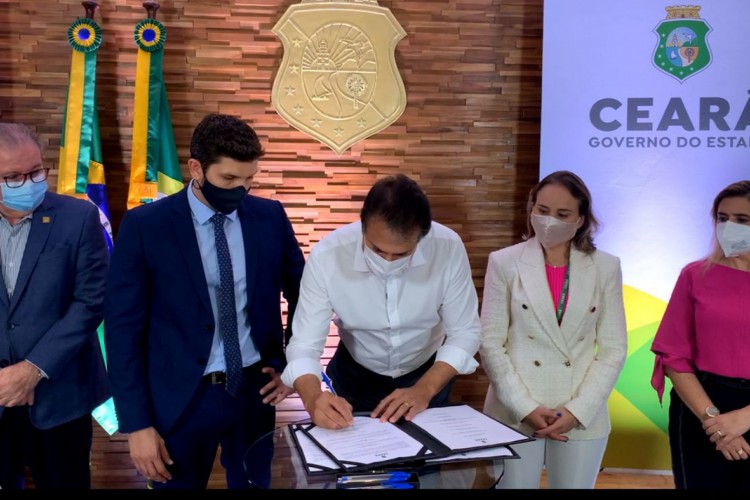 Governador Camilo Santana e secretários assinam memorando de entendimento com a Neoenergia para instalação de uma usina de hidrogênio verde no Pecém