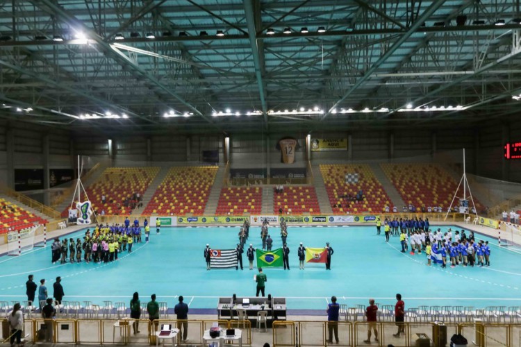 Campeonato Brasileiro Júnior de handebol feminino é disputado em Sorocaba, interior de São Paulo; árbitros foram afastados após acusações de assédio e preconceito; entenda