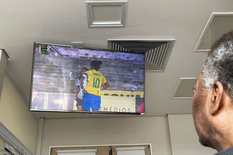 Filha de Pelé publicou uma foto do pai assistindo a jogo da seleção feminina; veja as últimas notícias do estado de saúde de hoje, 20, do Rei do Futebol