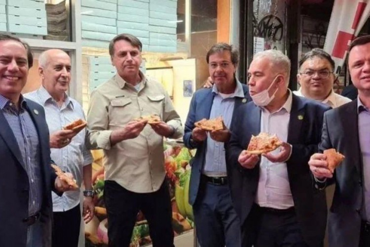 Bolsonaro jantou pizza ao lado de ministros em Nova York