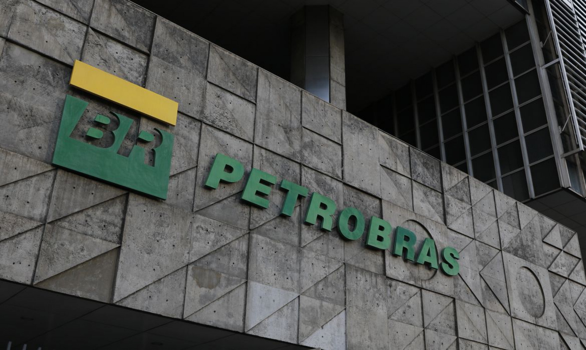 A Petrobras anunciou nesta sexta-feira, 8, mais um reajuste nos preços da gasolina e do gás de cozinha (Foto: Fernando Frazão/Agência Brasil)