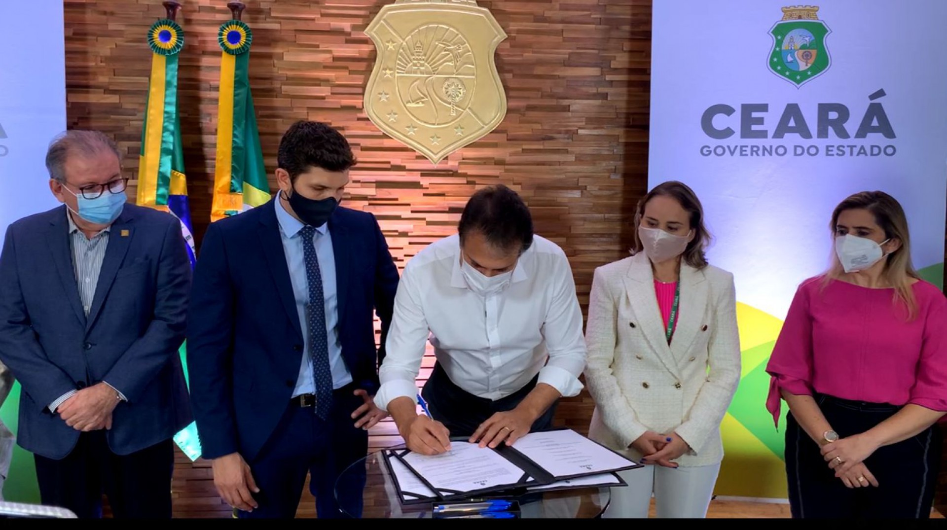 ￼Governador Camilo Santana e secretários assinam memorando de entendimento com a Neoenergia para instalação de Corredor Verde
 (Foto: Reprodução Facebook)