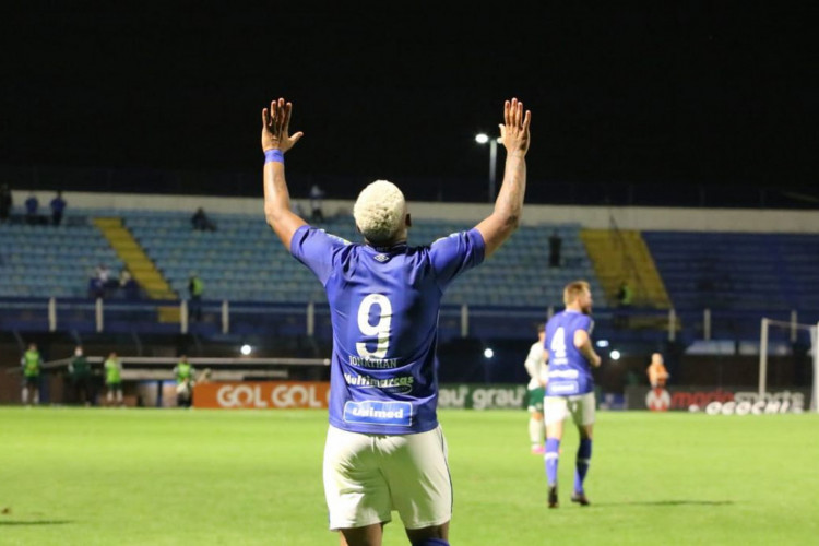 Avaí e Goiás se enfrentam pelo Brasileirão Série A 2022 hoje, 25; onde assistir ao vivo aos jogos do dia e horário. 