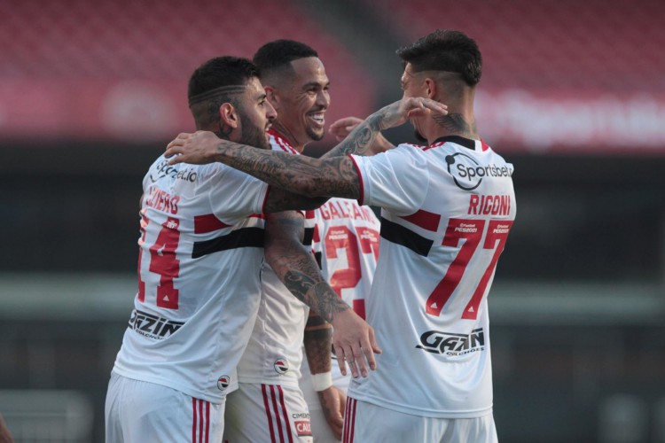 Chapecoense e São Paulo se enfrentam pelo Brasileirão. Veja onde assistir ao vivo à transmissão e qual horário do jogo. 