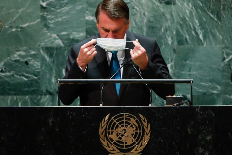 O presidente do Brasil, Jair Bolsonaro, volta a colocar uma máscara protetora contra a pandemia do coronavírus (Covid-19), após falar na 76ª Sessão da Assembleia Geral da ONU em 21 de setembro de 2021 em Nova York. - A cúpula contará com o primeiro discurso ao órgão mundial do presidente dos Estados Unidos, Joe Biden, que descreveu uma China ascendente e autoritária como o maior desafio do século 21. (Foto de EDUARDO MUNOZ / POOL / AFP)