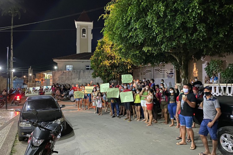 População protestou contra vereadores do lado de fora da Câmara na sessão desta terça-feira, 21
