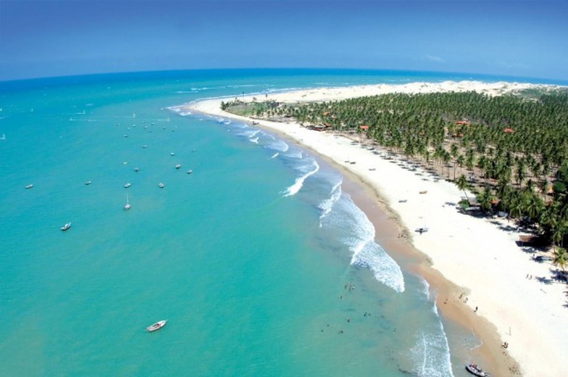 Moradores e setor turístico da paradisíaca praia de Icaraizinho de Amontada vêm sofrendo com falhas constantes no abastecimento elétrico na região (Foto: Divulgação)