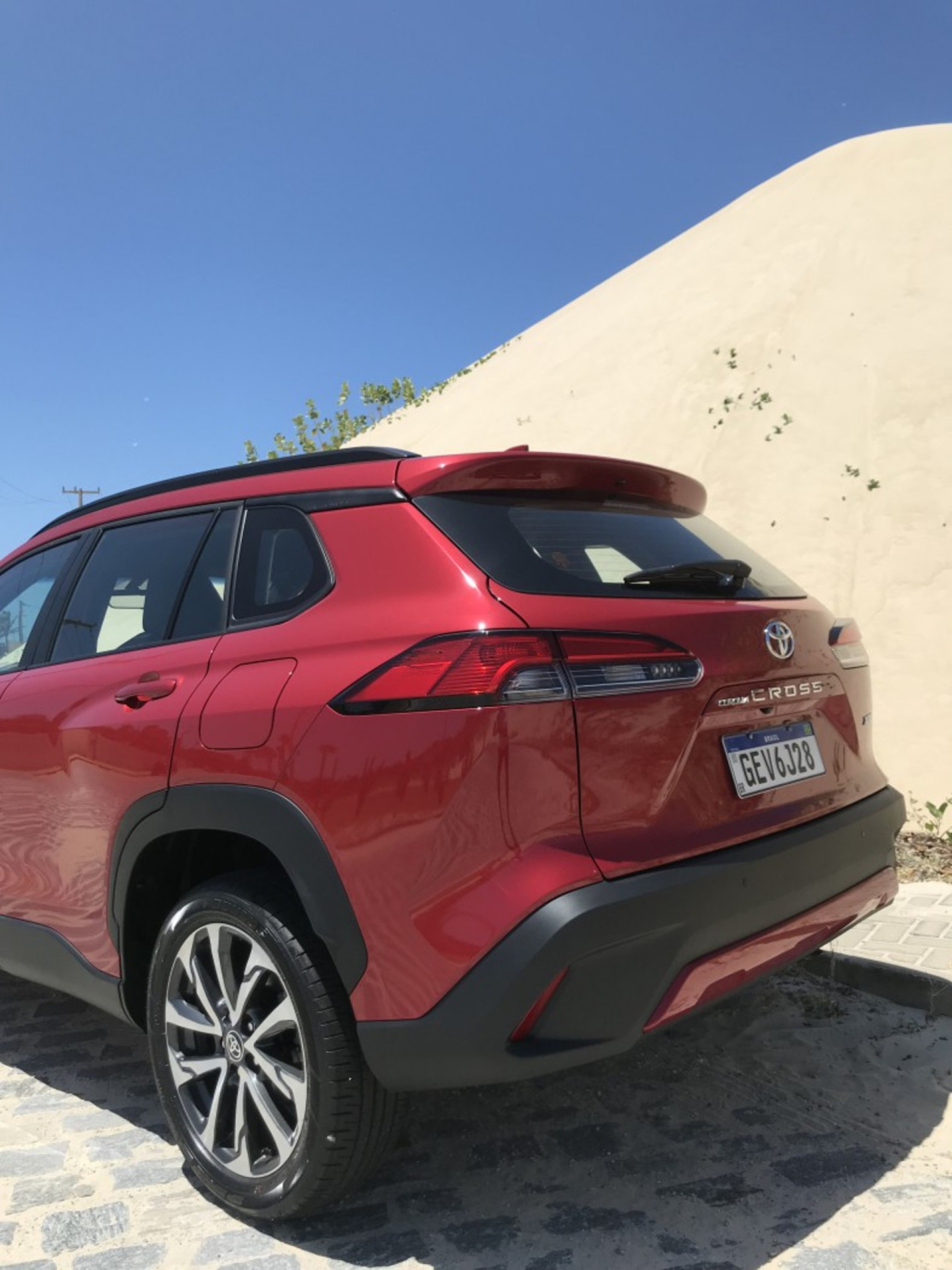 As cores dispon&iacute;veis para o novo Corolla Cross s&atilde;o Branco Polar (s&oacute;lido), Branco Lunar Perolizado, al&eacute;m das cores met&aacute;licas: Preto Infinito, Prata Lua Nova, Cinza Granito, Vermelho Granada (a do carro testado) e a nova cor Azul Netuno  