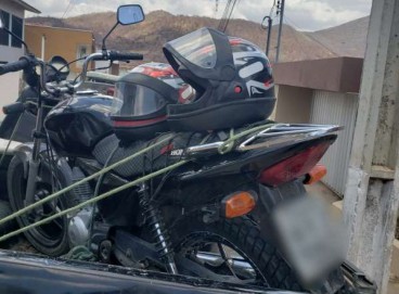 Uma motocicleta foi apreendida com suspeitos de homicídio em Itapajé 