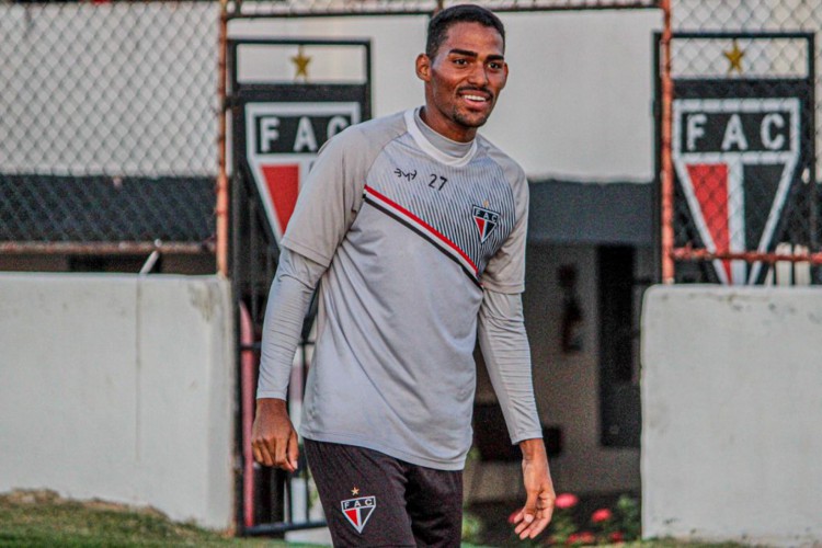Lateral-esquerdo Emerson treina durante preparação do Ferroviário para o jogo contra o Floresta
