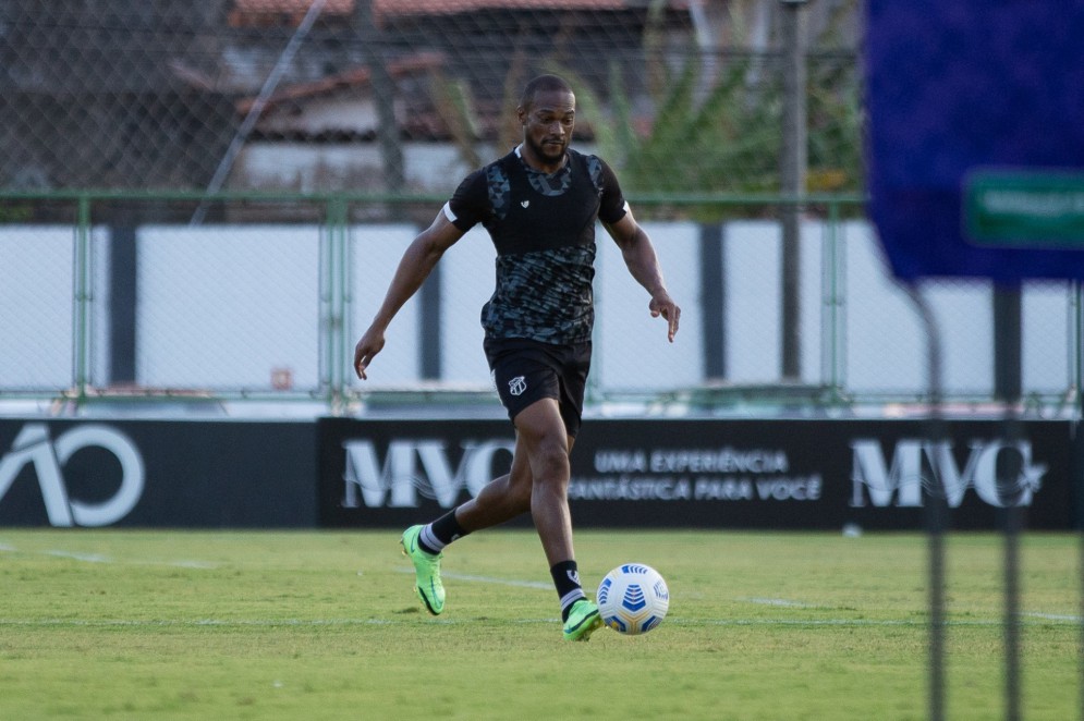 Zagueiro Luiz Otávio com a bola em treino do Ceará no estádio Carlos de Alencar Pinto, em Porangabuçu