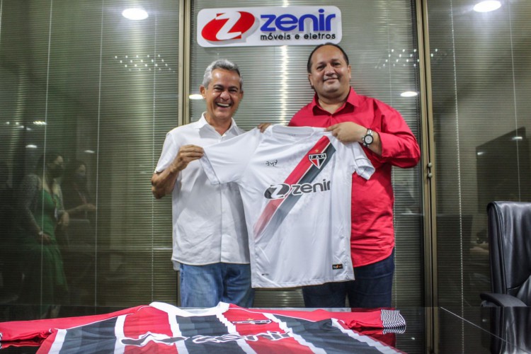 Presidente Newton Filho, do Ferrovi&aacute;rio, e Jos&eacute; Alves, presidente do Grupo Zenir, na assinatura do contrato de patroc&iacute;nio 