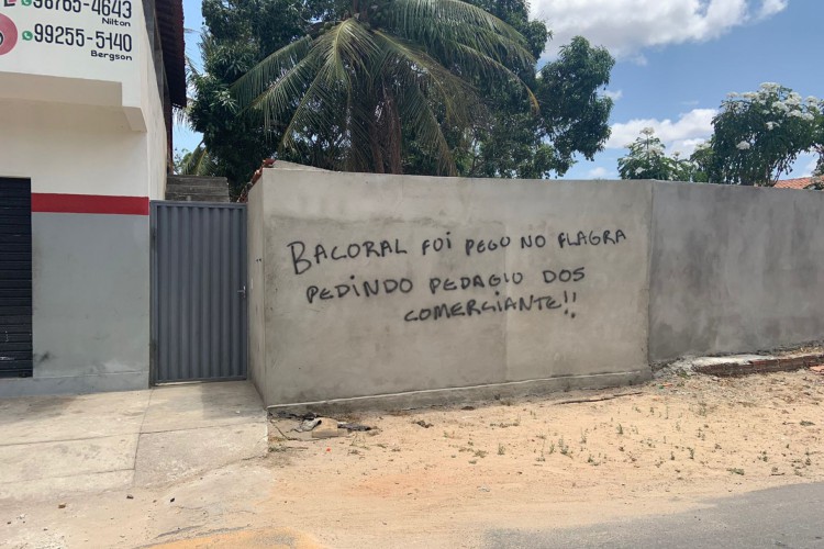 Os muros da comunidade Camará, em Aquiraz, pichados com ameaças 