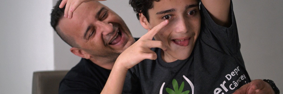 Gabriel Guerra com seu pai, Ricardo Guerra, no Rio de Janeiro, Brasil, em 20 de setembro de 2021. Ricardo dá a seu filho cannabis medicinal na forma de gotas para ajudar em seu autismo severo e paralisia cerebral.