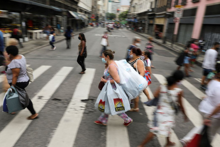 People walk in a popular shopping street before Christmas, amid the coronavirus disease (COVID-19) outbreak, in Rio de Janeiro, Brazil, December 23, 2020. REUTERS/Pilar Olivares